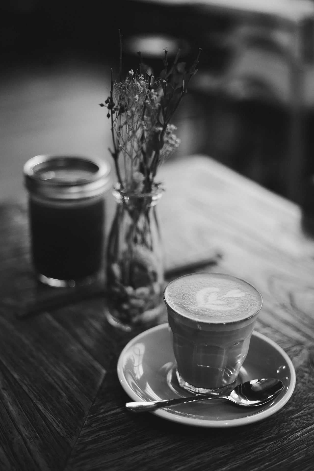 花瓶に入った植物とコーヒーの写真